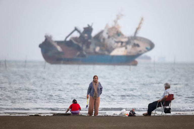 US hits Iranian radar sites